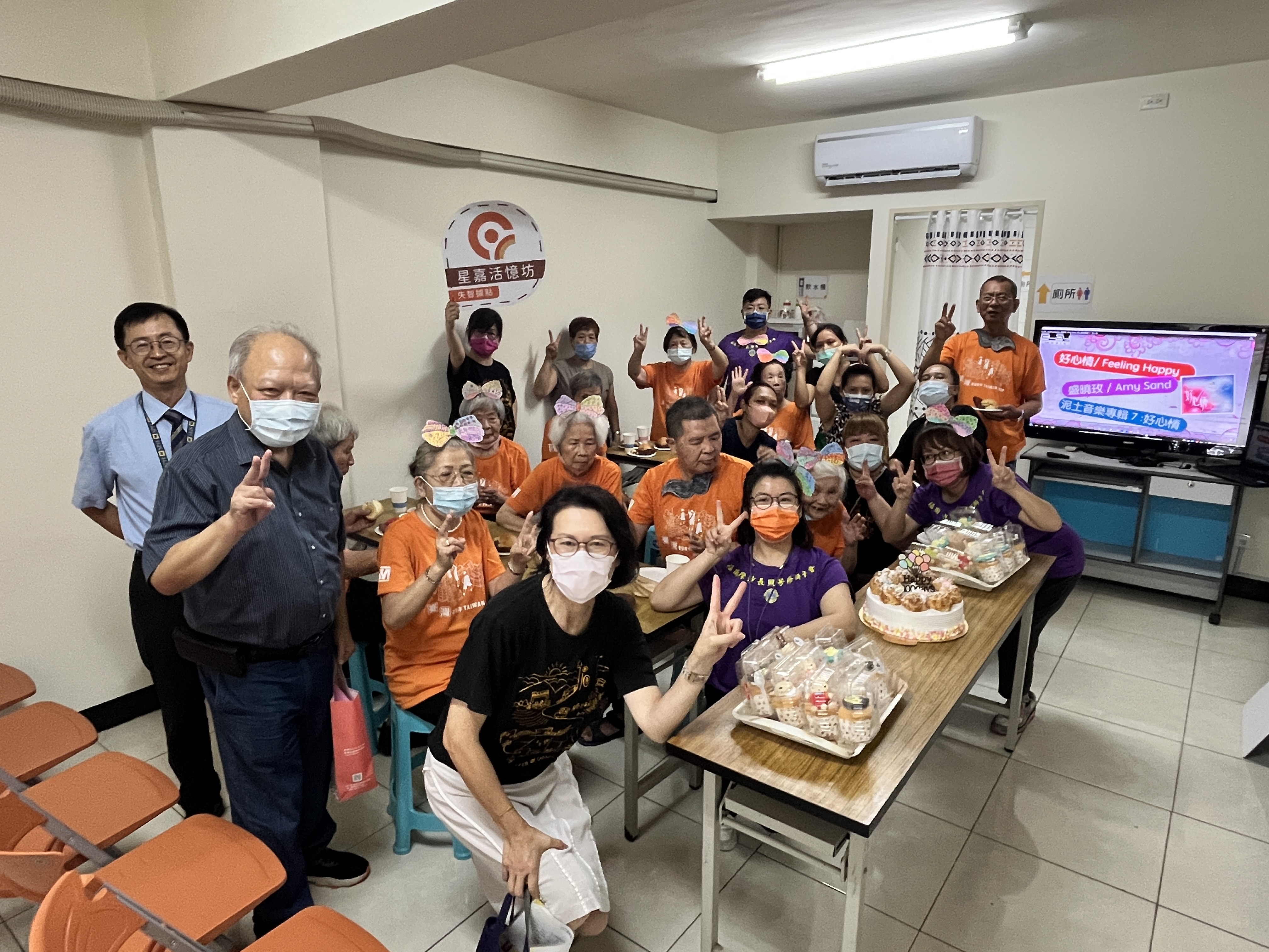 失智長輩戴上自己繪製的髮飾,與嘉賓同樂「星嘉活憶坊」開幕