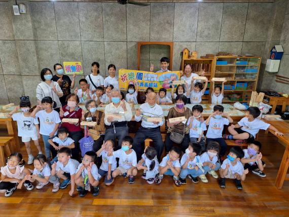 祈樂園長輩與小橘子幼兒園展開老幼共遊活動